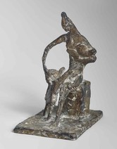 Melanie Rüegg-Leuthold, Mutter mit zwei Kindern auf Hocker I, 1974, Bronze, 18 x 10 x 14 cm